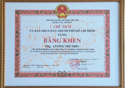 Chủ Tịch Tập đoàn Đất Xanh đón nhận bằng khen của UBND TP. HCM