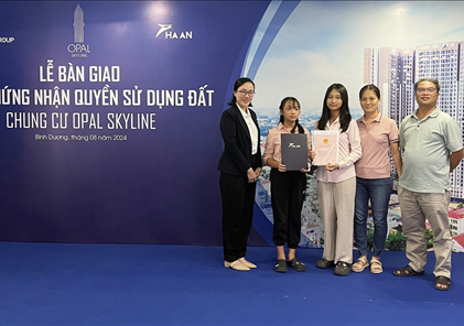 Cư dân Opal Skyline chính thức nhận bàn giao sổ hồng