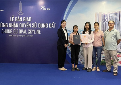 Cư dân Opal Skyline chính thức nhận bàn giao sổ hồng